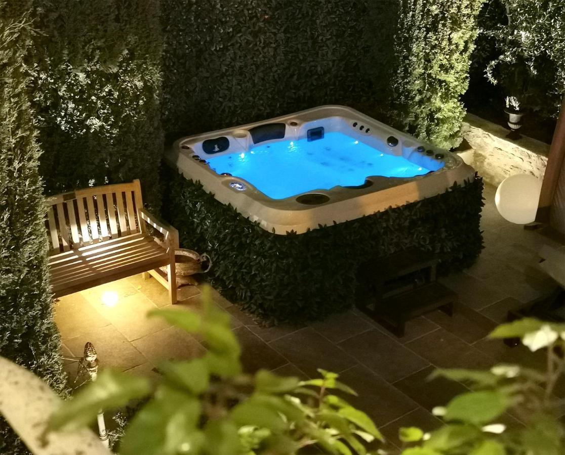 Le Petit Chateau Châteauneuf-de-Gadagne エクステリア 写真